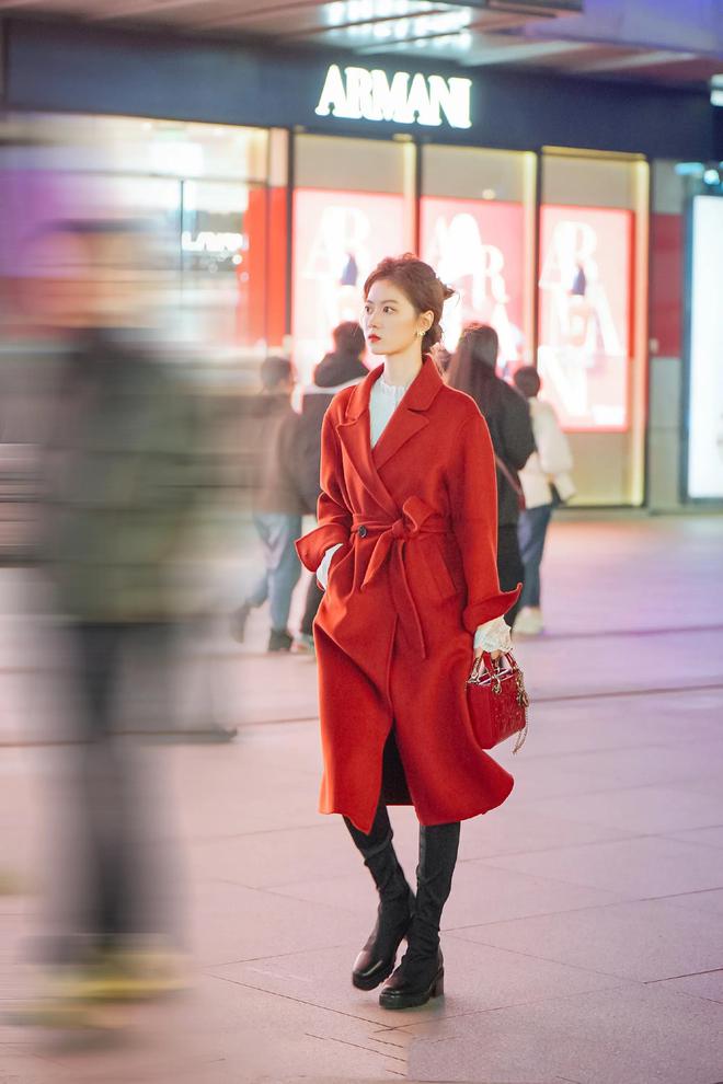 冬日女神！揭秘红黑穿搭秘诀凯发K8国际娱乐你也能成为(图1)