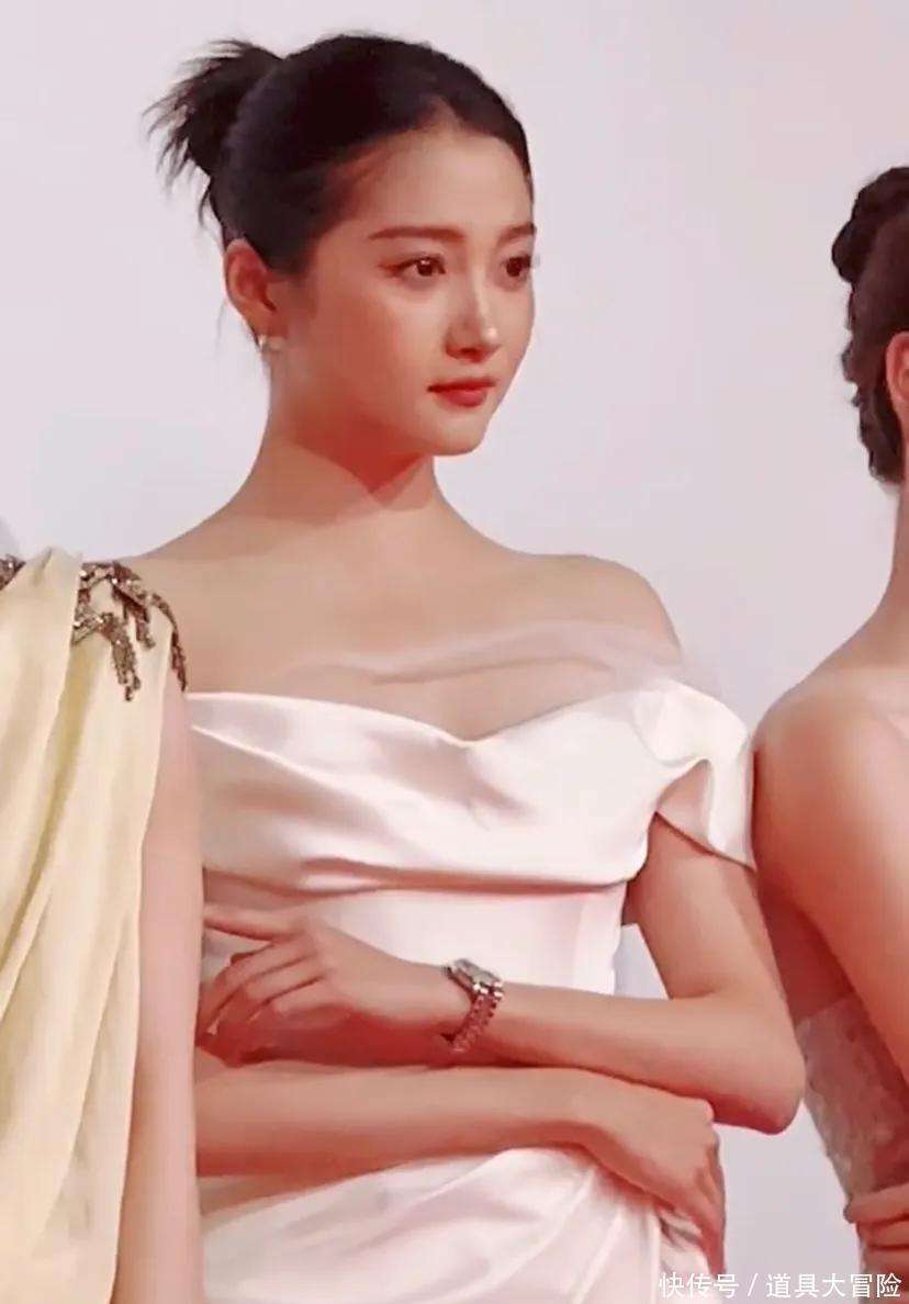 刘诗诗腕表86万关晓彤赢麻了！成都这晚：邱淑贞女儿丰满有料(图2)
