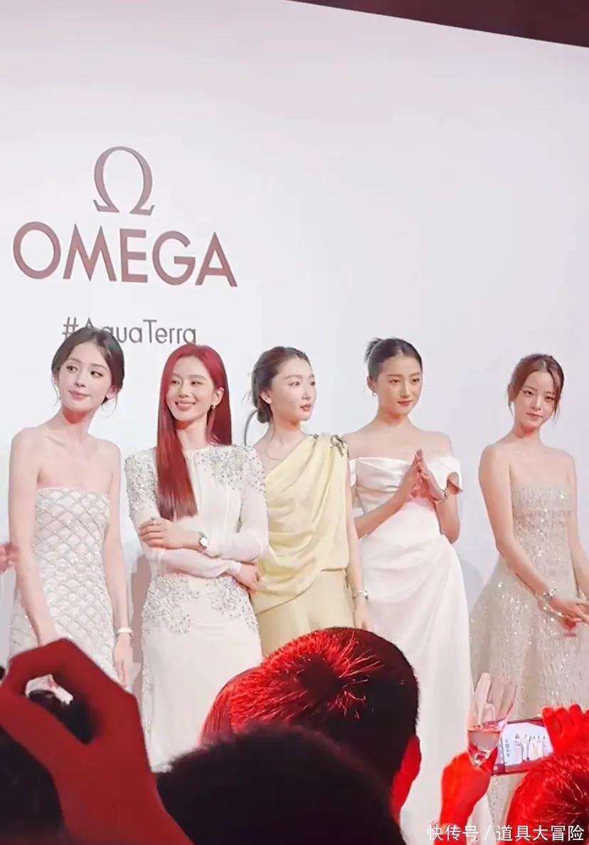 刘诗诗腕表86万关晓彤赢麻了！成都这晚：邱淑贞女儿丰满有料(图8)