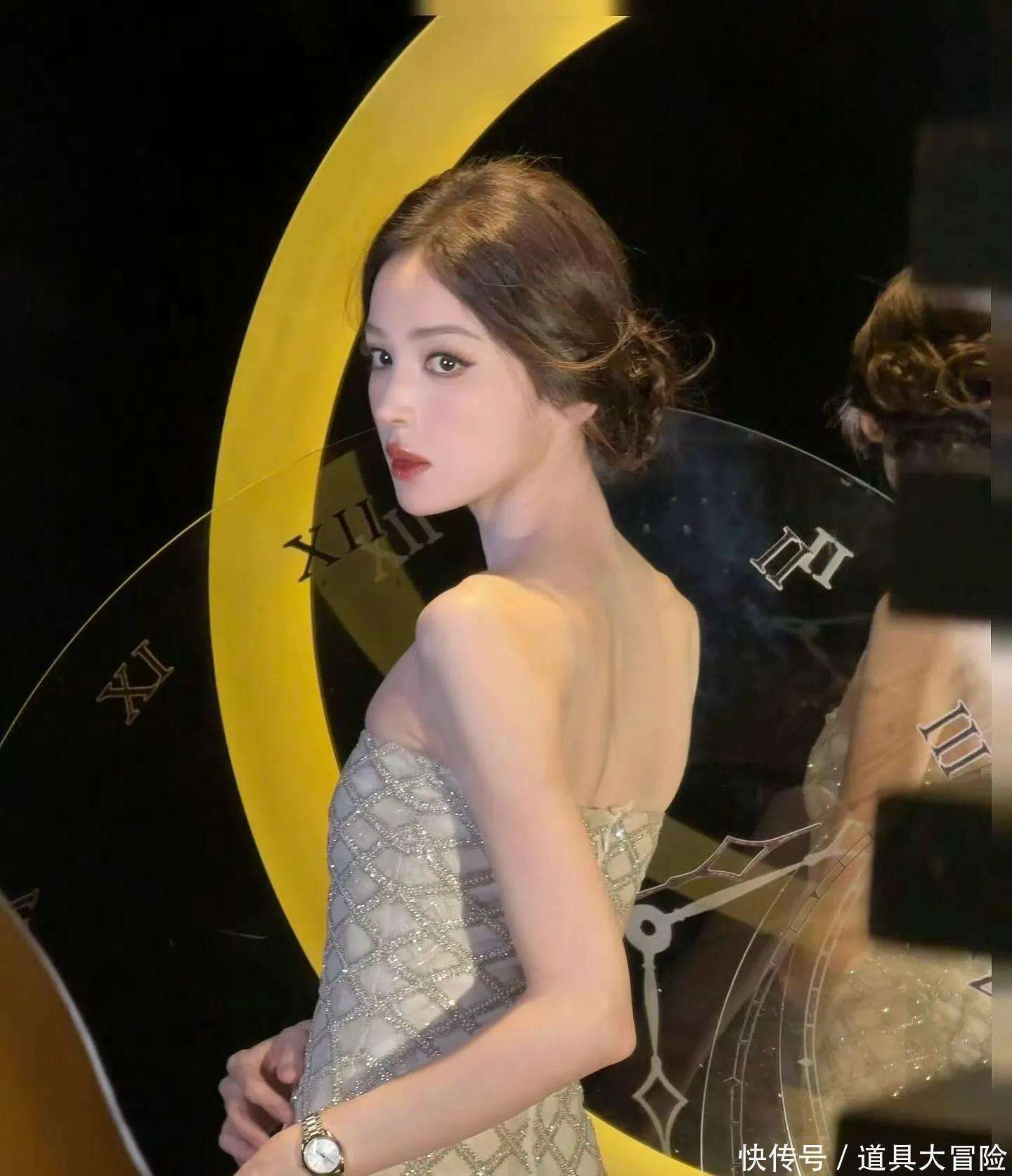 刘诗诗腕表86万关晓彤赢麻了！成都这晚：邱淑贞女儿丰满有料(图9)
